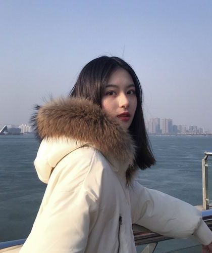 他连指尖都泛出好看的颜色
